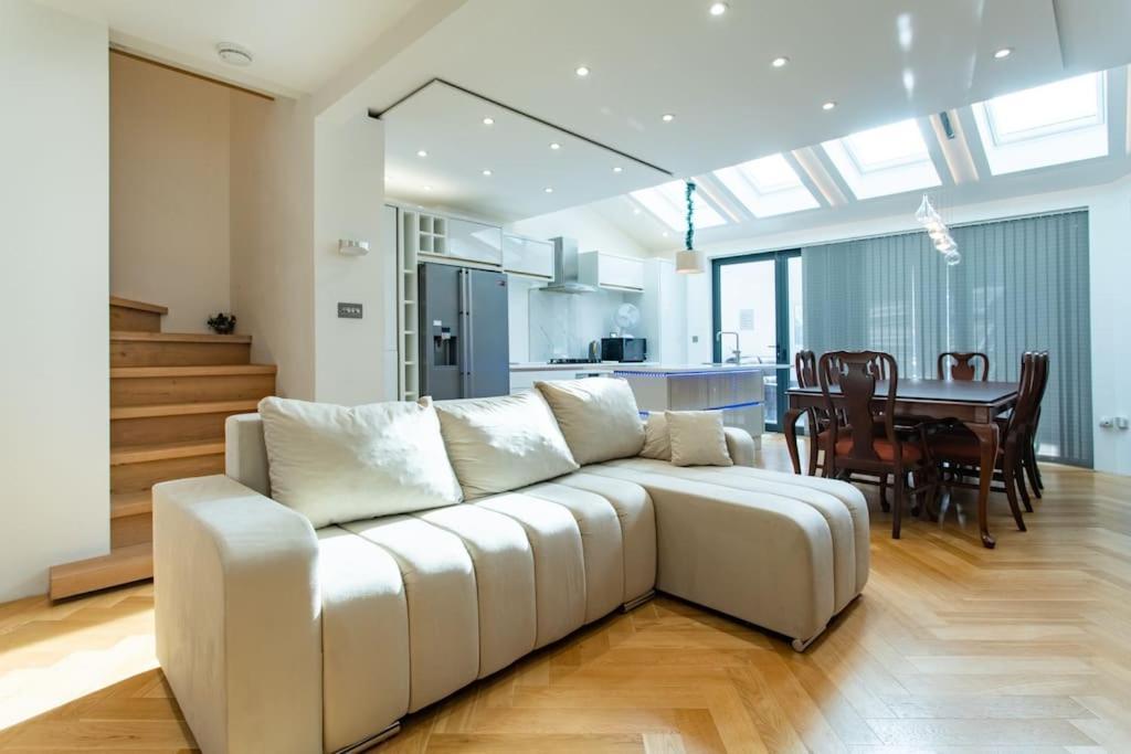 Modern 2Bed Pad W/ Hot Tub Villa Barking  Dış mekan fotoğraf